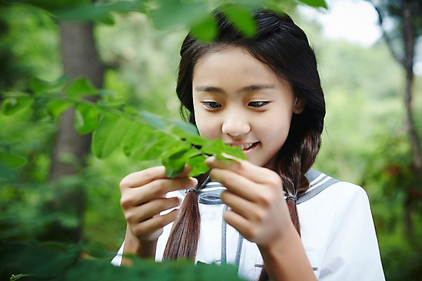 포토 JPG 주간 응시 여학생 여자 교복 여고생 고등학생 나뭇잎 서울 한국 한명 미소 사람 동양인 상반신 야외 10대 만지기 한국인 관찰 숲 호기심 남산 여자만 여자한명만 십대만 십대여자만 십대여자한명만 국내포토 자연요소 1 학생 시선 옷 감정 아시아 컨셉 잎 모션 청소년 표정 인종 랜드마크 파일형식