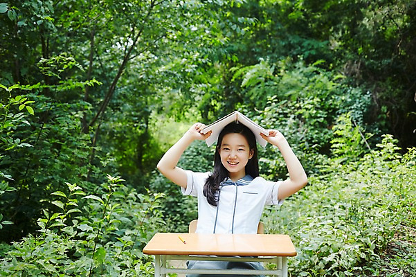 포토 JPG 주간 여학생 여자 교복 여고생 고등학생 서울 한국 한명 미소 사람 앉기 동양인 상반신 야외 앞모습 10대 공책 한국인 숲 책상 남산 여자만 여자한명만 십대만 십대여자만 십대여자한명만 놓기 국내포토 자연요소 1 학생 옷 아시아 뷰포인트 가구 모션 청소년 문구용품 표정 인종 랜드마크 파일형식
