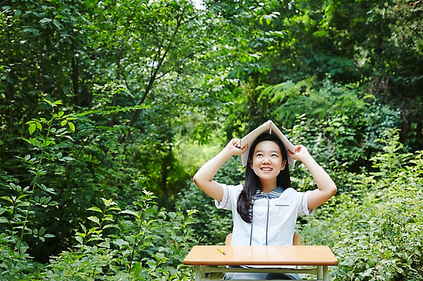 포토 JPG 주간 여학생 여자 교복 여고생 고등학생 서울 한국 한명 미소 사람 앉기 동양인 상반신 야외 앞모습 10대 공책 한국인 숲 책상 남산 여자만 여자한명만 십대만 십대여자만 십대여자한명만 놓기 국내포토 자연요소 1 학생 옷 아시아 뷰포인트 가구 모션 청소년 문구용품 표정 인종 랜드마크 파일형식