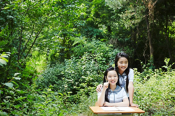 포토 JPG 주간 여학생 여자 교복 양갈래머리 여고생 고등학생 서울 한국 서기 미소 들기 사람 앉기 동양인 상반신 야외 두명 10대 친구 연필 공책 우정 한국인 숲 책상 남산 여자만 십대만 십대여자만 국내포토 자연요소 학생 헤어스타일 옷 아시아 가구 관계 모션 청소년 문구용품 학용품 표정 인종 필기구 랜드마크 파일형식