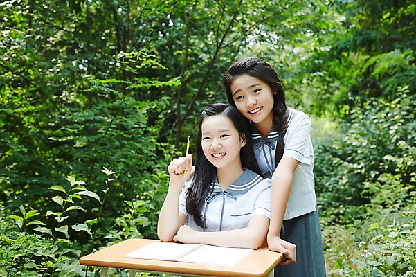 포토 JPG 주간 여학생 여자 교복 양갈래머리 여고생 고등학생 서울 한국 서기 미소 들기 사람 앉기 동양인 상반신 야외 두명 10대 친구 연필 공책 우정 한국인 숲 책상 남산 여자만 십대만 십대여자만 국내포토 자연요소 학생 헤어스타일 옷 아시아 가구 관계 모션 청소년 문구용품 학용품 표정 인종 필기구 랜드마크 파일형식