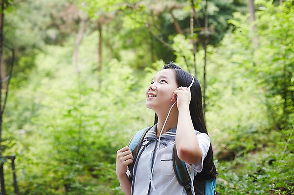 포토 JPG 주간 여학생 여자 교복 여고생 고등학생 책가방 서울 한국 한명 사람 동양인 상반신 야외 10대 헤드폰 음악감상 한국인 올려보기 숲 백팩 남산 여자만 여자한명만 십대만 십대여자만 십대여자한명만 국내포토 자연요소 1 학생 옷 아시아 음향기기 가방 모션 청소년 인종 감상 랜드마크 파일형식