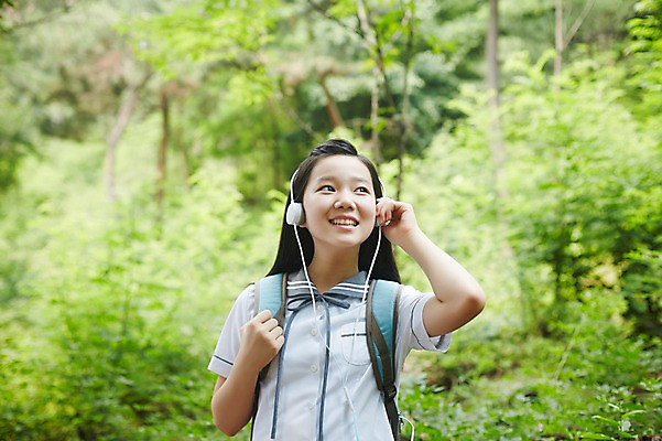 포토 JPG 주간 여학생 여자 교복 여고생 고등학생 책가방 서울 한국 한명 미소 사람 동양인 상반신 야외 10대 헤드폰 음악감상 한국인 올려보기 숲 백팩 남산 여자만 여자한명만 십대만 십대여자만 십대여자한명만 국내포토 자연요소 1 학생 옷 아시아 음향기기 가방 모션 청소년 표정 인종 감상 랜드마크 파일형식