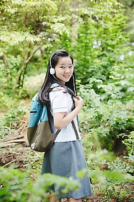 포토 JPG 주간 여학생 여자 교복 여고생 고등학생 책가방 서울 한국 한명 서기 미소 사람 동양인 상반신 야외 옆모습 10대 헤드폰 음악감상 한국인 숲 백팩 남산 여자만 여자한명만 십대만 십대여자만 십대여자한명만 국내포토 자연요소 1 학생 옷 아시아 뷰포인트 음향기기 가방 모션 청소년 표정 인종 감상 랜드마크 파일형식