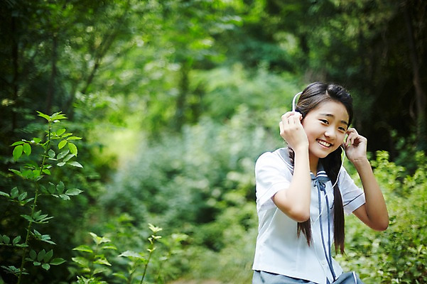 포토 JPG 주간 여학생 여자 교복 여고생 고등학생 서울 한국 한명 미소 사람 동양인 상반신 야외 10대 헤드폰 음악감상 한국인 숲 남산 여자만 여자한명만 십대만 십대여자만 십대여자한명만 국내포토 자연요소 1 학생 옷 아시아 음향기기 청소년 표정 인종 감상 랜드마크 파일형식