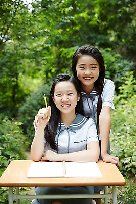 포토 JPG 주간 여학생 여자 교복 양갈래머리 여고생 고등학생 서울 한국 서기 미소 들기 사람 앉기 동양인 상반신 야외 두명 앞모습 10대 친구 연필 공책 우정 한국인 숲 책상 남산 손짚기 여자만 십대만 십대여자만 국내포토 자연요소 학생 헤어스타일 옷 아시아 뷰포인트 가구 관계 모션 청소년 문구용품 학용품 표정 인종 손짓 필기구 랜드마크 파일형식