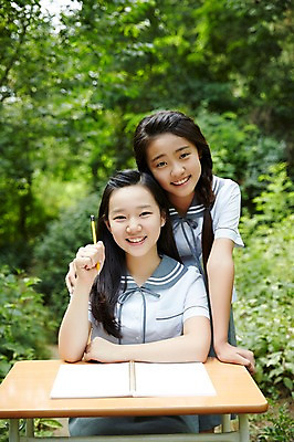 포토 JPG 주간 여학생 여자 교복 양갈래머리 여고생 고등학생 서울 한국 서기 미소 들기 사람 앉기 동양인 상반신 야외 두명 앞모습 10대 친구 연필 공책 우정 한국인 숲 책상 남산 손짚기 여자만 십대만 십대여자만 국내포토 자연요소 학생 헤어스타일 옷 아시아 뷰포인트 가구 관계 모션 청소년 문구용품 학용품 표정 인종 손짓 필기구 랜드마크 파일형식