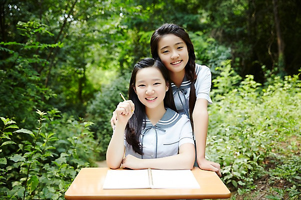 포토 JPG 주간 여학생 여자 교복 양갈래머리 여고생 고등학생 서울 한국 서기 미소 들기 사람 앉기 동양인 상반신 야외 두명 앞모습 10대 친구 연필 공책 우정 한국인 숲 책상 남산 손짚기 여자만 십대만 십대여자만 국내포토 자연요소 학생 헤어스타일 옷 아시아 뷰포인트 가구 관계 모션 청소년 문구용품 학용품 표정 인종 손짓 필기구 랜드마크 파일형식