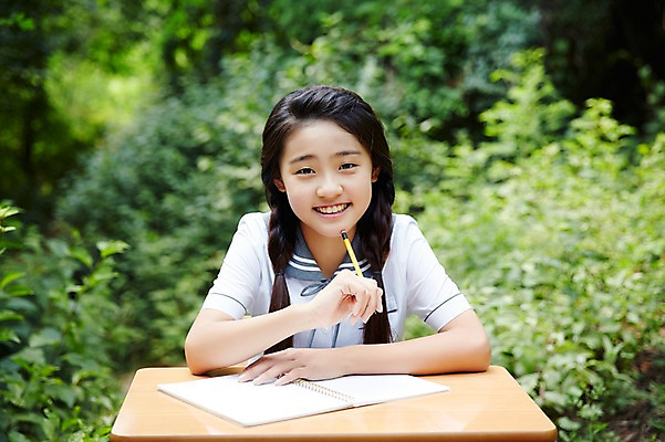 포토 JPG 주간 여학생 여자 교복 여고생 고등학생 서울 한국 한명 미소 들기 사람 앉기 동양인 상반신 야외 앞모습 아웃포커스 10대 연필 공책 한국인 기록 숲 책상 남산 여자만 여자한명만 십대만 십대여자만 십대여자한명만 국내포토 자연요소 1 학생 옷 아시아 뷰포인트 가구 모션 청소년 문구용품 학용품 촬영기법 표정 인종 필기구 랜드마크 파일형식