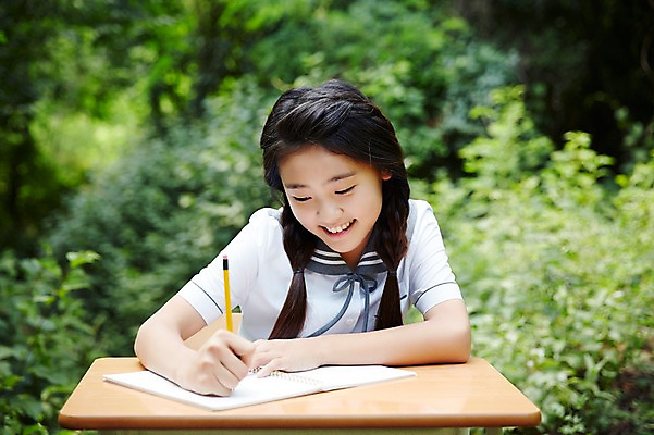 포토 JPG 주간 여학생 여자 교복 여고생 고등학생 서울 한국 한명 미소 들기 사람 앉기 동양인 상반신 야외 앞모습 아웃포커스 10대 연필 공책 한국인 기록 숲 책상 남산 여자만 여자한명만 십대만 십대여자만 십대여자한명만 국내포토 자연요소 1 학생 옷 아시아 뷰포인트 가구 모션 청소년 문구용품 학용품 촬영기법 표정 인종 필기구 랜드마크 파일형식
