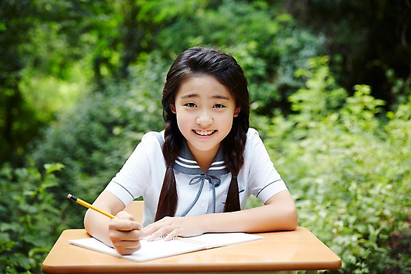 포토 JPG 주간 여학생 여자 교복 여고생 고등학생 서울 한국 한명 미소 들기 사람 앉기 동양인 상반신 야외 앞모습 아웃포커스 10대 연필 공책 한국인 기록 숲 책상 남산 여자만 여자한명만 십대만 십대여자만 십대여자한명만 국내포토 자연요소 1 학생 옷 아시아 뷰포인트 가구 모션 청소년 문구용품 학용품 촬영기법 표정 인종 필기구 랜드마크 파일형식