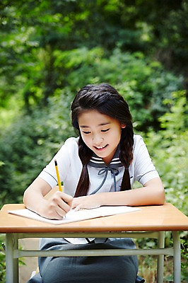 포토 JPG 주간 여학생 여자 교복 여고생 고등학생 서울 한국 한명 미소 들기 사람 앉기 동양인 상반신 야외 앞모습 아웃포커스 10대 연필 공책 한국인 기록 숲 책상 남산 여자만 여자한명만 십대만 십대여자만 십대여자한명만 국내포토 자연요소 1 학생 옷 아시아 뷰포인트 가구 모션 청소년 문구용품 학용품 촬영기법 표정 인종 필기구 랜드마크 파일형식