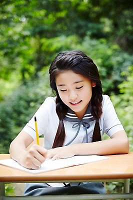 포토 JPG 주간 여학생 여자 교복 여고생 고등학생 서울 한국 한명 미소 들기 사람 앉기 동양인 상반신 야외 앞모습 아웃포커스 10대 연필 공책 한국인 기록 숲 책상 남산 여자만 여자한명만 십대만 십대여자만 십대여자한명만 국내포토 자연요소 1 학생 옷 아시아 뷰포인트 가구 모션 청소년 문구용품 학용품 촬영기법 표정 인종 필기구 랜드마크 파일형식