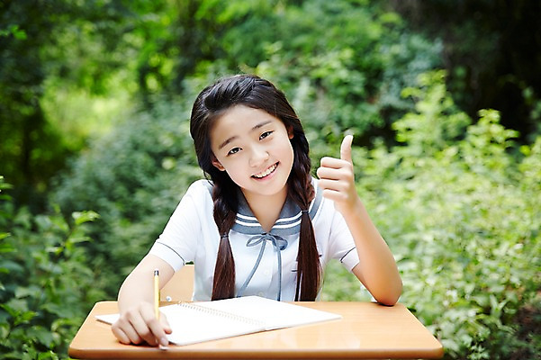 포토 JPG 주간 여학생 여자 교복 여고생 고등학생 서울 한국 한명 미소 사람 앉기 동양인 손짓 상반신 야외 앞모습 아웃포커스 10대 한국인 엄지손가락 최고 숲 책상 남산 여자만 여자한명만 십대만 십대여자만 십대여자한명만 국내포토 자연요소 1 학생 옷 아시아 뷰포인트 가구 손가락 모션 청소년 촬영기법 표정 인종 랜드마크 파일형식