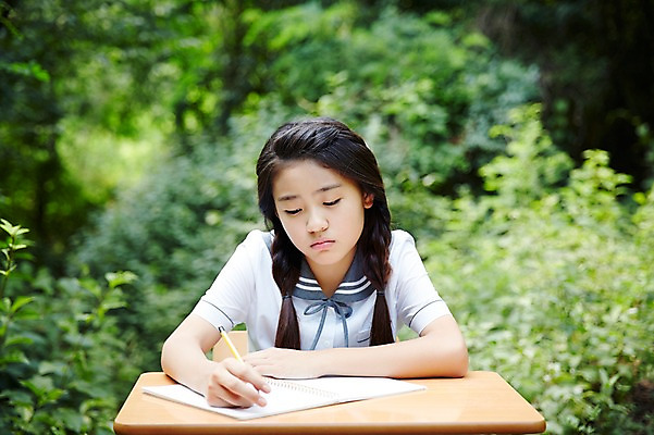 포토 JPG 주간 여학생 여자 교복 여고생 고등학생 스트레스 서울 한국 한명 사람 앉기 동양인 상반신 야외 앞모습 아웃포커스 10대 한국인 숲 책상 고민 남산 여자만 여자한명만 십대만 십대여자만 십대여자한명만 국내포토 자연요소 1 학생 옷 감정 아시아 뷰포인트 가구 모션 청소년 촬영기법 인종 랜드마크 파일형식