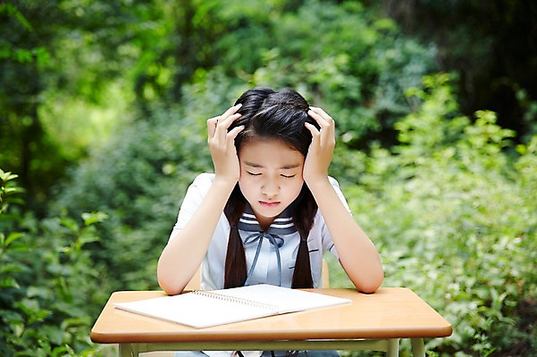포토 JPG 주간 여학생 여자 교복 여고생 고등학생 스트레스 서울 한국 한명 사람 앉기 동양인 상반신 야외 앞모습 아웃포커스 10대 한국인 숲 책상 고민 남산 여자만 여자한명만 십대만 십대여자만 십대여자한명만 국내포토 자연요소 1 학생 옷 감정 아시아 뷰포인트 가구 모션 청소년 촬영기법 인종 랜드마크 파일형식