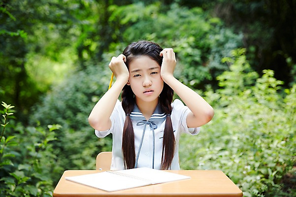 포토 JPG 주간 여학생 여자 교복 여고생 고등학생 스트레스 서울 한국 한명 사람 앉기 동양인 상반신 야외 앞모습 아웃포커스 10대 한국인 숲 책상 고민 남산 여자만 여자한명만 십대만 십대여자만 십대여자한명만 국내포토 자연요소 1 학생 옷 감정 아시아 뷰포인트 가구 모션 청소년 촬영기법 인종 랜드마크 파일형식