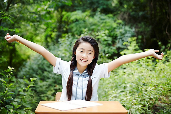 포토 JPG 주간 여학생 여자 교복 여고생 고등학생 팔벌리기 서울 한국 한명 미소 사람 앉기 동양인 상반신 야외 앞모습 10대 한국인 자유 숲 책상 남산 여자만 여자한명만 십대만 십대여자만 십대여자한명만 국내포토 자연요소 1 학생 옷 아시아 뷰포인트 가구 컨셉 모션 청소년 표정 인종 랜드마크 파일형식