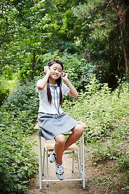 포토 JPG 주간 전신 여학생 여자 교복 여고생 고등학생 서울 한국 한명 사람 앉기 동양인 야외 10대 눈감음 음악감상 한국인 숲 책상 남산 여자만 여자한명만 십대만 십대여자만 십대여자한명만 국내포토 자연요소 1 학생 옷 아시아 가구 모션 청소년 인종 감상 랜드마크 파일형식