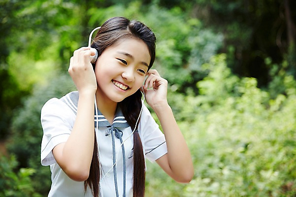 포토 JPG 주간 여학생 여자 교복 여고생 고등학생 서울 한국 한명 미소 사람 동양인 상반신 야외 아웃포커스 10대 헤드폰 음악감상 한국인 숲 남산 여자만 여자한명만 십대만 십대여자만 십대여자한명만 국내포토 자연요소 1 학생 옷 아시아 음향기기 청소년 촬영기법 표정 인종 감상 랜드마크 파일형식