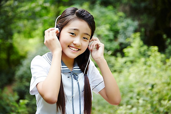 포토 JPG 주간 여학생 여자 교복 여고생 고등학생 서울 한국 한명 미소 사람 동양인 상반신 야외 아웃포커스 10대 헤드폰 음악감상 한국인 숲 남산 여자만 여자한명만 십대만 십대여자만 십대여자한명만 국내포토 자연요소 1 학생 옷 아시아 음향기기 청소년 촬영기법 표정 인종 감상 랜드마크 파일형식