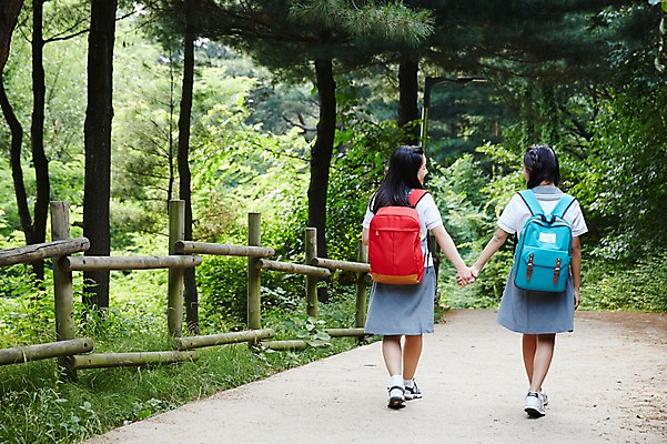 포토 JPG 주간 전신 공원 여학생 여자 교복 양갈래머리 여고생 고등학생 책가방 서울 한국 서기 사람 동양인 야외 두명 뒷모습 10대 친구 걷기 손잡기 우정 산책로 한국인 숲 백팩 남산 여자만 십대만 십대여자만 국내포토 자연요소 학생 헤어스타일 옷 공공시설 아시아 길 뷰포인트 가방 관계 모션 청소년 인종 랜드마크 파일형식