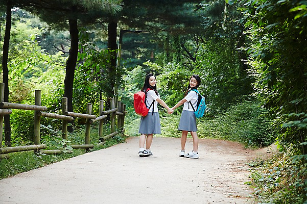 포토 JPG 주간 전신 공원 여학생 여자 교복 양갈래머리 여고생 고등학생 책가방 서울 한국 서기 사람 동양인 야외 두명 뒷모습 10대 친구 걷기 손잡기 우정 산책로 한국인 뒤돌아보기 숲 백팩 남산 여자만 십대만 십대여자만 국내포토 자연요소 학생 헤어스타일 옷 공공시설 아시아 길 뷰포인트 가방 관계 모션 청소년 인종 랜드마크 파일형식