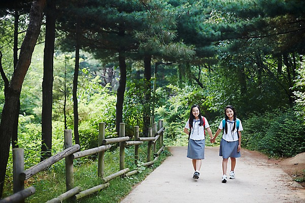 포토 JPG 주간 전신 공원 여학생 여자 교복 양갈래머리 여고생 고등학생 책가방 서울 한국 서기 사람 동양인 야외 두명 앞모습 10대 친구 걷기 손잡기 우정 산책로 한국인 숲 백팩 남산 여자만 십대만 십대여자만 국내포토 자연요소 학생 헤어스타일 옷 공공시설 아시아 길 뷰포인트 가방 관계 모션 청소년 인종 랜드마크 파일형식