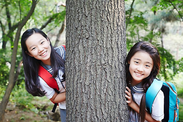 포토 JPG 주간 나무 여학생 여자 교복 양갈래머리 여고생 고등학생 책가방 서울 한국 서기 미소 사람 동양인 상반신 야외 두명 앞모습 10대 친구 우정 한국인 숲 나무기둥 백팩 남산 숨기 여자만 십대만 십대여자만 국내포토 자연요소 식물 학생 헤어스타일 옷 아시아 뷰포인트 가방 관계 모션 청소년 표정 인종 랜드마크 파일형식