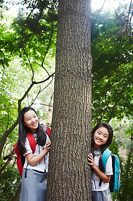 포토 JPG 주간 나무 여학생 여자 교복 양갈래머리 여고생 고등학생 책가방 서울 한국 서기 미소 사람 동양인 상반신 야외 두명 앞모습 10대 친구 우정 한국인 숲 나무기둥 백팩 남산 숨기 여자만 십대만 십대여자만 국내포토 자연요소 식물 학생 헤어스타일 옷 아시아 뷰포인트 가방 관계 모션 청소년 표정 인종 랜드마크 파일형식