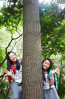 포토 JPG 주간 나무 여학생 여자 교복 양갈래머리 여고생 고등학생 책가방 서울 한국 서기 미소 사람 동양인 상반신 야외 두명 앞모습 10대 친구 우정 한국인 숲 나무기둥 백팩 남산 숨기 여자만 십대만 십대여자만 국내포토 자연요소 식물 학생 헤어스타일 옷 아시아 뷰포인트 가방 관계 모션 청소년 표정 인종 랜드마크 파일형식