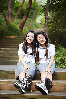 포토 JPG 주간 전신 공원 여학생 여자 교복 양갈래머리 여고생 고등학생 어깨동무 서울 한국 미소 사람 앉기 동양인 야외 두명 앞모습 10대 친구 계단 우정 한국인 남산 여자만 십대만 십대여자만 국내포토 자연요소 학생 헤어스타일 옷 공공시설 아시아 뷰포인트 포즈 관계 모션 청소년 표정 인종 랜드마크 파일형식