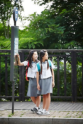 포토 JPG 주간 전신 응시 여학생 여자 교복 양갈래머리 여고생 고등학생 책가방 서울 한국 서기 사람 동양인 야외 두명 10대 친구 우정 한국인 기다림 버스정류장 등교 백팩 남산 여자만 십대만 십대여자만 국내포토 자연요소 학생 헤어스타일 시선 옷 아시아 가방 관계 모션 청소년 인종 역 등하교 랜드마크 파일형식