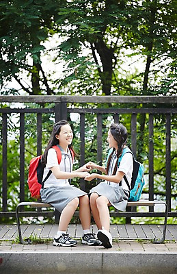 포토 JPG 주간 전신 여학생 여자 교복 벤치 장난 양갈래머리 여고생 고등학생 책가방 서울 한국 미소 사람 앉기 동양인 야외 두명 옆모습 10대 친구 손잡기 우정 한국인 버스정류장 즐거움 백팩 남산 여자만 십대만 십대여자만 국내포토 자연요소 학생 헤어스타일 옷 감정 아시아 뷰포인트 의자 가방 관계 모션 청소년 표정 인종 역 랜드마크 파일형식