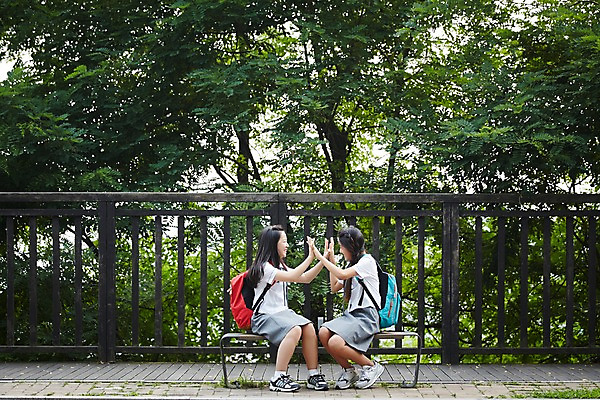 포토 JPG 주간 전신 여학생 여자 교복 벤치 장난 여고생 고등학생 책가방 서울 한국 미소 사람 앉기 동양인 야외 두명 옆모습 10대 친구 우정 한국인 버스정류장 즐거움 백팩 남산 손뼉치기 여자만 십대만 십대여자만 국내포토 자연요소 학생 옷 감정 아시아 뷰포인트 의자 가방 관계 모션 청소년 표정 인종 역 랜드마크 파일형식