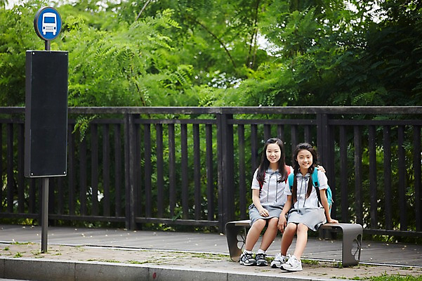 포토 JPG 주간 전신 여학생 여자 교복 벤치 양갈래머리 여고생 고등학생 책가방 서울 한국 미소 사람 앉기 동양인 야외 두명 앞모습 10대 친구 우정 한국인 기다림 버스정류장 백팩 남산 여자만 십대만 십대여자만 국내포토 자연요소 학생 헤어스타일 옷 아시아 뷰포인트 의자 가방 관계 모션 청소년 표정 인종 역 랜드마크 파일형식