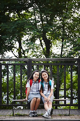포토 JPG 주간 전신 여학생 여자 교복 벤치 양갈래머리 여고생 고등학생 어깨동무 책가방 서울 한국 미소 사람 앉기 동양인 야외 두명 앞모습 10대 친구 우정 한국인 기다림 버스정류장 백팩 남산 여자만 십대만 십대여자만 국내포토 자연요소 학생 헤어스타일 옷 아시아 뷰포인트 포즈 의자 가방 관계 모션 청소년 표정 인종 역 랜드마크 파일형식