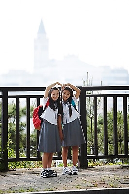 포토 JPG 주간 전신 여학생 여자 교복 양갈래머리 여고생 고등학생 책가방 서울 한국 서기 미소 사람 동양인 야외 두명 앞모습 10대 친구 우정 한국인 백팩 남산 손하트 가교 여자만 십대만 십대여자만 국내포토 자연요소 학생 헤어스타일 건축물 옷 아시아 뷰포인트 가방 관계 모션 청소년 표정 인종 손짓 랜드마크 파일형식