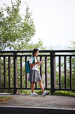 포토 JPG 주간 전신 여학생 여자 교복 여고생 고등학생 책가방 서울 한국 한명 서기 들기 사람 동양인 야외 옆모습 10대 걷기 다이어리 한국인 백팩 남산 가교 여자만 여자한명만 십대만 십대여자만 십대여자한명만 국내포토 자연요소 1 학생 건축물 옷 아시아 뷰포인트 가방 모션 청소년 인종 사무용품 랜드마크 파일형식
