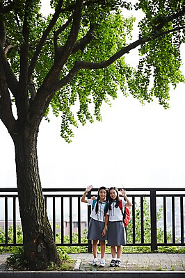 포토 JPG 주간 전신 나무 여학생 여자 교복 양갈래머리 여고생 고등학생 어깨동무 책가방 서울 한국 한그루 서기 미소 사람 동양인 야외 두명 앞모습 10대 친구 우정 한국인 손인사 백팩 남산 가교 여자만 십대만 십대여자만 국내포토 자연요소 식물 1 학생 헤어스타일 건축물 옷 아시아 뷰포인트 포즈 가방 관계 모션 청소년 표정 인종 인사 랜드마크 파일형식