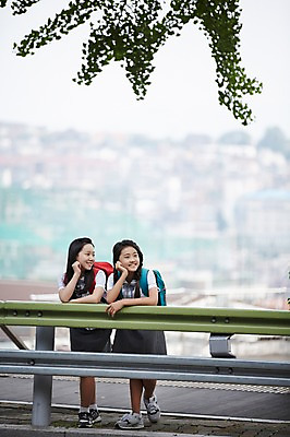 포토 JPG 주간 전신 여학생 여자 교복 여유 난간 양갈래머리 여고생 고등학생 책가방 서울 한국 서기 미소 사람 동양인 야외 두명 아웃포커스 10대 친구 턱괴기 우정 한국인 백팩 남산 가교 여자만 십대만 십대여자만 국내포토 자연요소 학생 헤어스타일 건축물 옷 감정 아시아 가방 관계 모션 청소년 촬영기법 표정 인종 랜드마크 파일형식