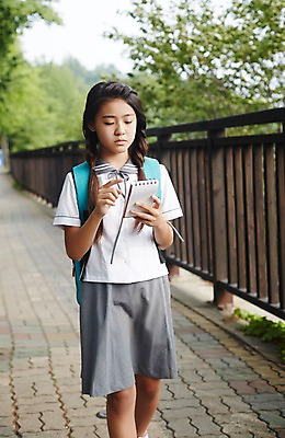 포토 JPG 주간 여학생 여자 교복 여고생 고등학생 서울 한국 한명 서기 들기 사람 동양인 상반신 야외 앞모습 아웃포커스 10대 걷기 다이어리 한국인 남산 여자만 여자한명만 십대만 십대여자만 십대여자한명만 내려보기 국내포토 자연요소 1 학생 옷 아시아 뷰포인트 모션 청소년 촬영기법 인종 사무용품 랜드마크 파일형식