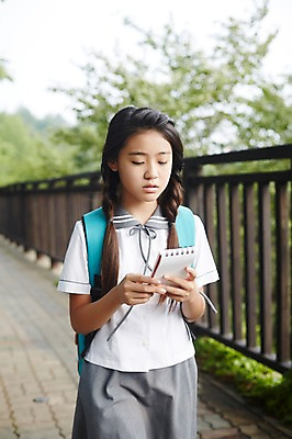 포토 JPG 주간 여학생 여자 교복 여고생 고등학생 서울 한국 한명 서기 들기 사람 동양인 상반신 야외 앞모습 아웃포커스 10대 걷기 다이어리 한국인 남산 여자만 여자한명만 십대만 십대여자만 십대여자한명만 내려보기 국내포토 자연요소 1 학생 옷 아시아 뷰포인트 모션 청소년 촬영기법 인종 사무용품 랜드마크 파일형식