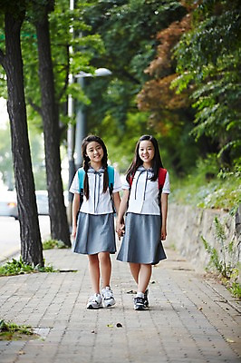 포토 JPG 주간 전신 여학생 여자 교복 양갈래머리 여고생 고등학생 서울 한국 서기 미소 사람 동양인 야외 두명 앞모습 10대 친구 걷기 손잡기 우정 한국인 등교 하교 남산 여자만 십대만 십대여자만 국내포토 자연요소 학생 헤어스타일 옷 아시아 뷰포인트 관계 모션 청소년 표정 인종 등하교 랜드마크 파일형식