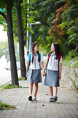 포토 JPG 주간 전신 여학생 여자 교복 양갈래머리 여고생 고등학생 서울 한국 서기 미소 사람 동양인 야외 두명 앞모습 10대 친구 마주보기 걷기 손잡기 우정 한국인 등교 하교 남산 여자만 십대만 십대여자만 국내포토 자연요소 학생 헤어스타일 옷 아시아 뷰포인트 관계 모션 청소년 표정 인종 등하교 랜드마크 파일형식