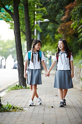 포토 JPG 주간 전신 여학생 여자 교복 양갈래머리 여고생 고등학생 서울 한국 서기 미소 사람 동양인 야외 두명 앞모습 10대 친구 걷기 손잡기 우정 한국인 등교 하교 남산 여자만 십대만 십대여자만 국내포토 자연요소 학생 헤어스타일 옷 아시아 뷰포인트 관계 모션 청소년 표정 인종 등하교 랜드마크 파일형식