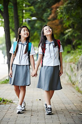 포토 JPG 주간 전신 여학생 여자 교복 양갈래머리 여고생 고등학생 서울 한국 서기 미소 사람 동양인 야외 두명 앞모습 10대 친구 걷기 손잡기 우정 한국인 올려보기 등교 하교 남산 여자만 십대만 십대여자만 국내포토 자연요소 학생 헤어스타일 옷 아시아 뷰포인트 관계 모션 청소년 표정 인종 등하교 랜드마크 파일형식