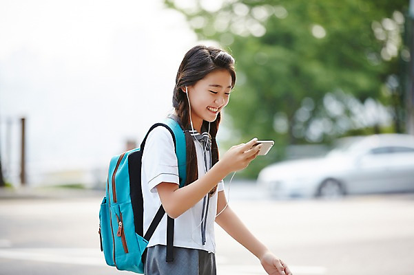 포토 JPG 주간 여학생 여자 교복 이어폰 양갈래머리 여고생 고등학생 책가방 서울 한국 한명 미소 들기 사람 동양인 상반신 야외 옆모습 아웃포커스 10대 스마트폰 걷기 감상 한국인 웹서핑 백팩 남산 여자만 여자한명만 십대만 십대여자만 십대여자한명만 국내포토 자연요소 1 학생 헤어스타일 옷 아시아 뷰포인트 음향기기 가방 모션 청소년 촬영기법 표정 인종 핸드폰 스마트기기 랜드마크 파일형식