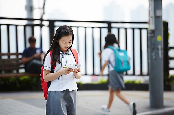 포토 JPG 주간 여학생 여자 교복 여고생 고등학생 책가방 서울 한국 들기 사람 동양인 상반신 야외 아웃포커스 10대 세명 걷기 다이어리 한국인 백팩 강아지풀 내려보기 국내포토 자연요소 식물 학생 옷 아시아 가방 모션 청소년 촬영기법 인종 사무용품 한해살이풀 파일형식
