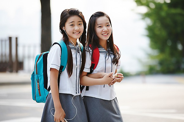 포토 JPG 주간 여학생 여자 교복 이어폰 양갈래머리 여고생 고등학생 서울 한국 미소 사람 동양인 상반신 야외 두명 아웃포커스 10대 친구 걷기 다정 우정 한국인 남산 여자만 십대만 십대여자만 국내포토 자연요소 학생 헤어스타일 옷 아시아 음향기기 컨셉 관계 모션 청소년 촬영기법 표정 인종 랜드마크 파일형식